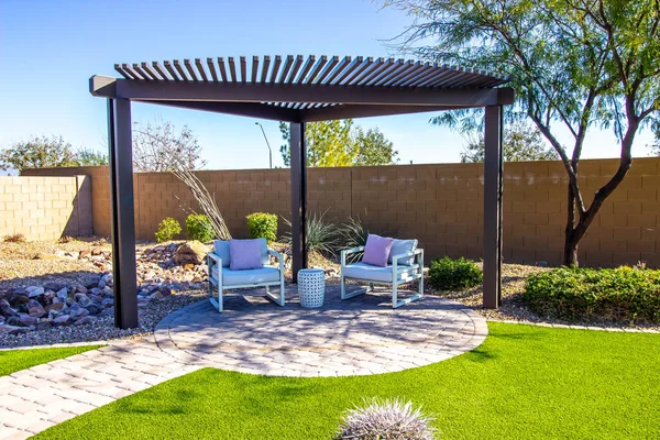 Pérgola Patio Trasero Con Dos Sillas Brazo Adoquines — Foto de Stock