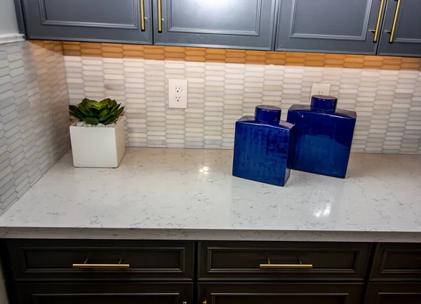 Кухонная Столешница Брызгами Синими Керамическими Контейнерами — стоковое фото