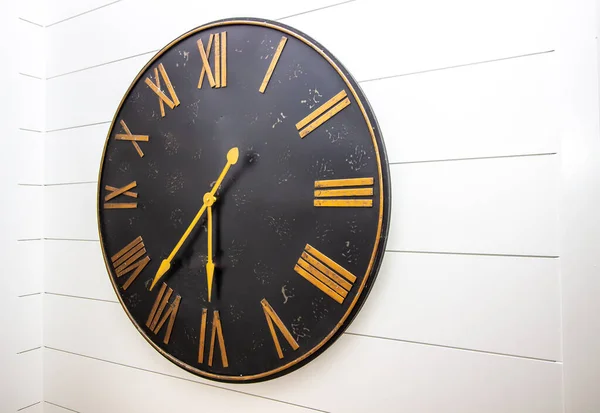Гигантские Настенные Часы Вестибюле — стоковое фото