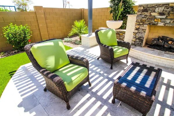 Überdachter Patio Mit Zwei Weidenstühlen Und Tisch — Stockfoto