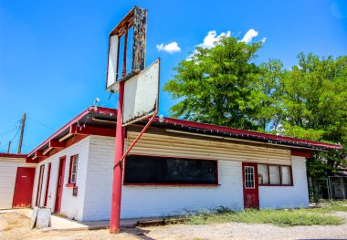 Terk Edilmiş Bina Boş Sinema ile Tamir Ediliyor