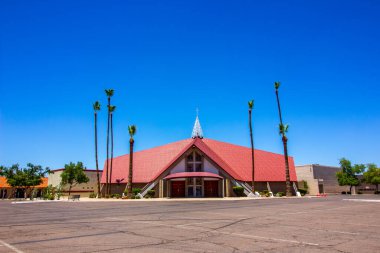 Laarge Palmiye Ağaçları ve Modern Spire ile Kilise