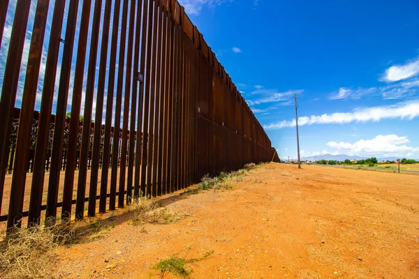 Die Kilometerlange Grenzmauer Von Arizona lizenzfreie Stockfotos