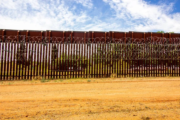 Die Mauer Zwischen Arizona Und Mexiko Stockbild
