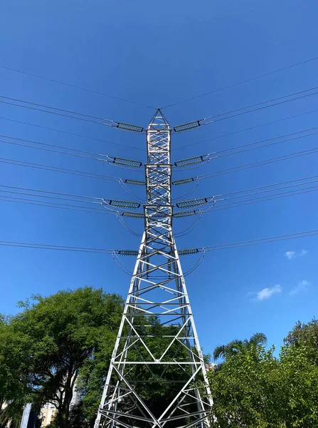 蓝天构成的电力传输塔 — 图库照片