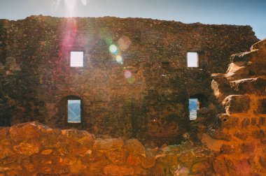 Cucugnan, Fransa, 04 Kasım 2019: Queribus Cathar kalesinin taş duvarları, Fransa