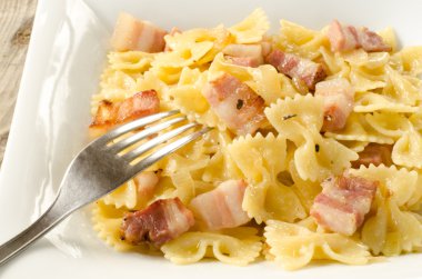 Farfalle pastırma ile