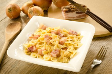 Farfalle pastırma ile