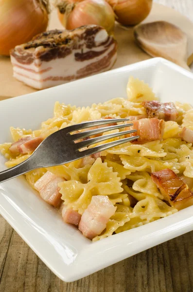 Farfalle con tocino — Foto de Stock