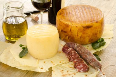 Pecorino sardo ve domuz sosisi
