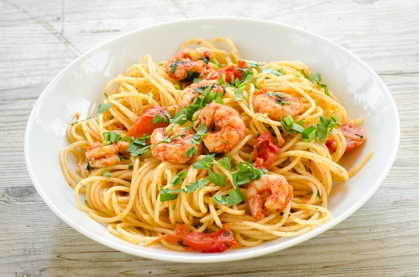 Spaghetti mit Garnelen — Stockfoto