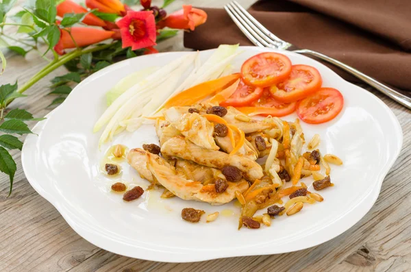 Gebratenes Hühnchen mit Rosinen, Pinienkernen und Karotten — Stockfoto