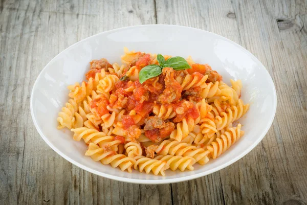 Fusilli met tomatensaus en worst — Stockfoto