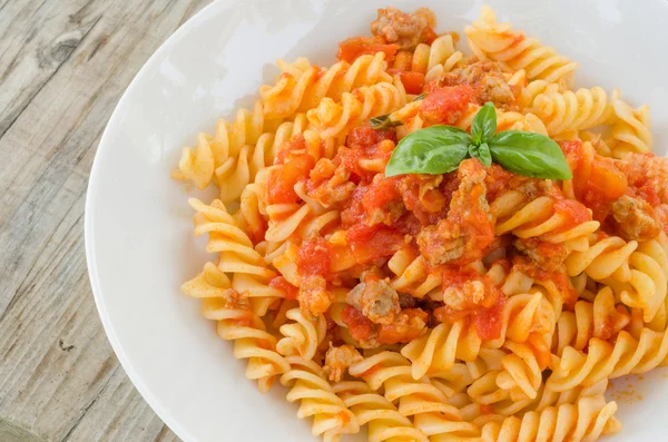 Fusilli med tomatsås och korv — Stockfoto