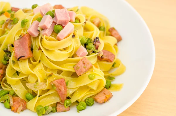 Tagliatelles au jambon et pois — Photo