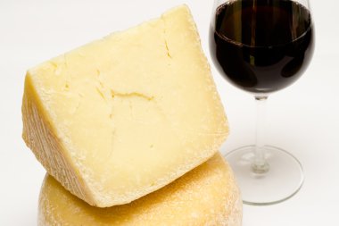 Pecorino ve kırmızı şarap