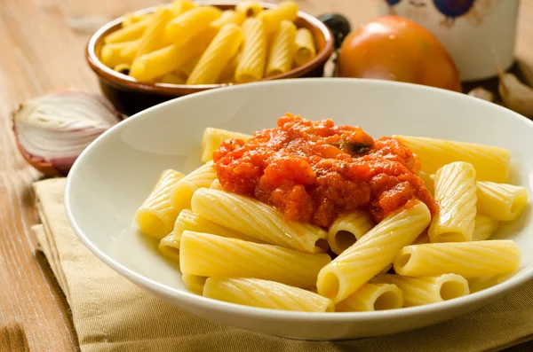 Tortiglioni met tomatensaus — Stockfoto