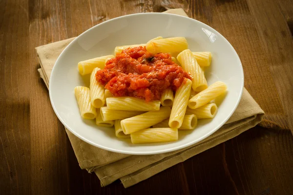 Tortiglioni con salsa de tomate — Foto de Stock