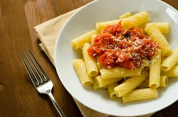 Tortiglioni con salsa de tomate —  Fotos de Stock