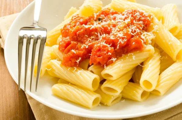 Tortiglioni med tomatsås — Stockfoto