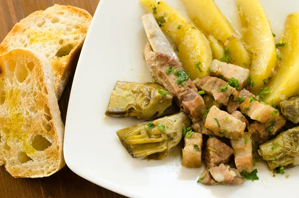 Stufato di maiale con carciofo e patate, cucina italiana — Foto Stock