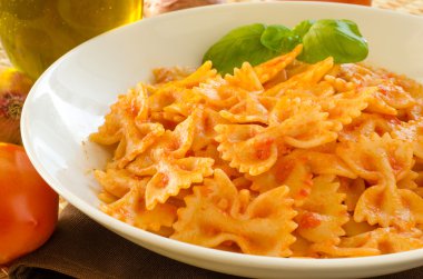 domates soslu Farfalle