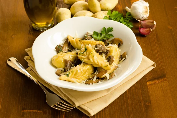 Culurgiones with mushrooms, Sardinian Cuisine — Stock Photo, Image