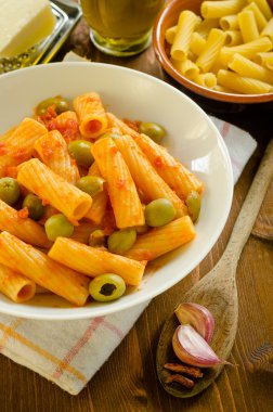 tortiglioni domates sosu ve yeşil zeytin