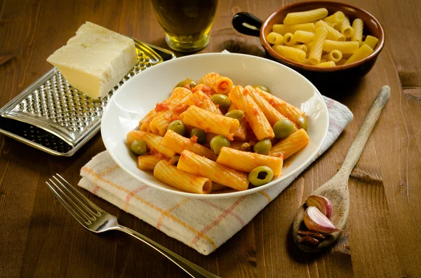tortiglioni domates sosu ve yeşil zeytin