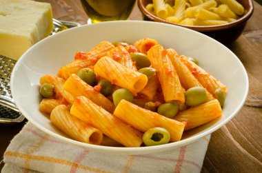 tortiglioni zeytin ve domates ile