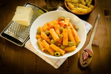 tortiglioni zeytin ve domates ile