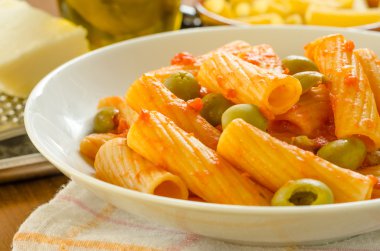 tortiglioni zeytin ve domates ile