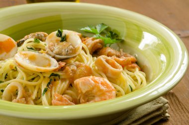 Spagetti ile karışık deniz ürünleri