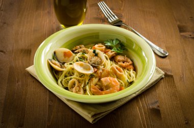 Spagetti ile karışık deniz ürünleri