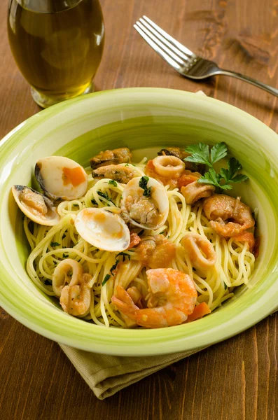 Spaghetti with mixed seafood — Stock Photo, Image