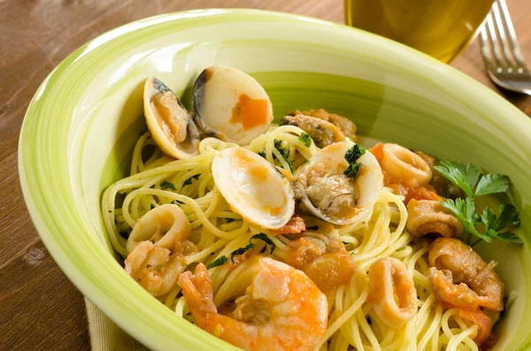 Spaghetti with mixed seafood — Stock Photo, Image