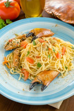 Yengeç ve bottarga spagetti