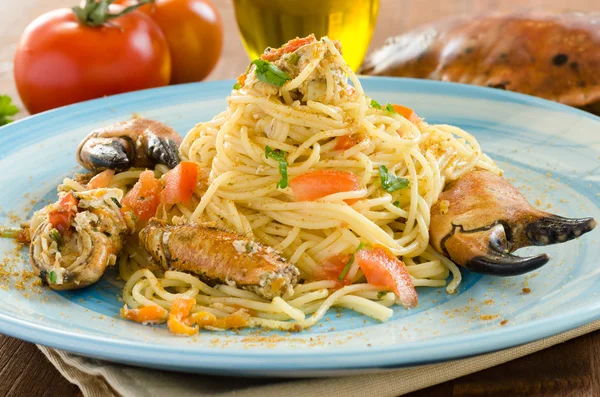 Spaghetti with crab and bottarga — Stock Photo, Image