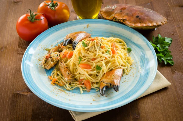 Spaghetti mit Krabben und Bottarga — Stockfoto