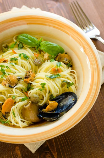 Spaghetti with mussels and capers — Stock Photo, Image