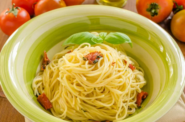 Spaghetti met gedroogde tomaat — Stockfoto