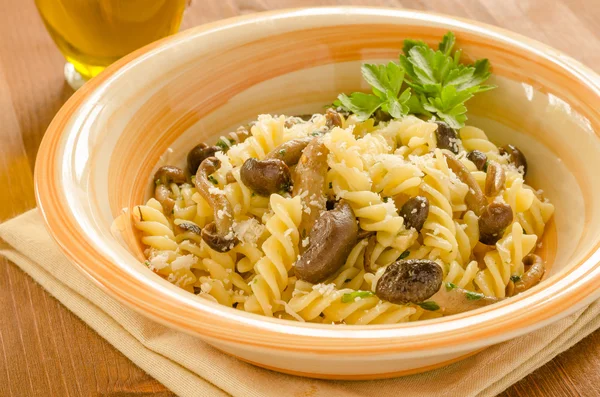 Fusilli con champiñones, cocina italiana — Foto de Stock