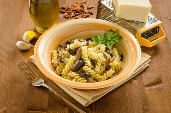 Fusilli with mushrooms, italian cuisine — Stock Photo, Image