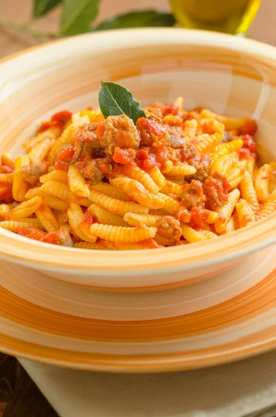 Sosis ve domates sosu, Sardunyalı makarna ile malloreddus — Stok fotoğraf