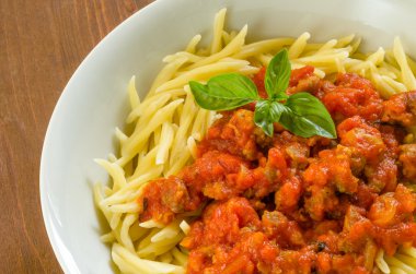 Trofie sosis ve domates sosu ile