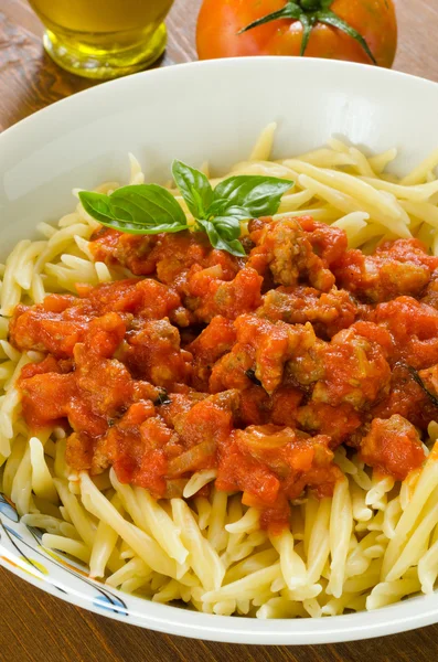 Trofie met tomatensaus en worst — Stockfoto