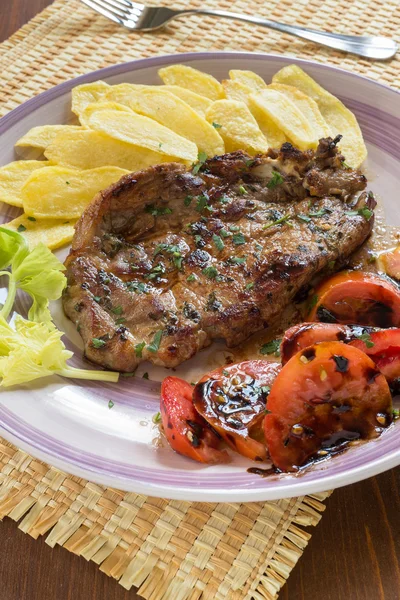 Steak de porc avec pomme de terre et tomate — Photo
