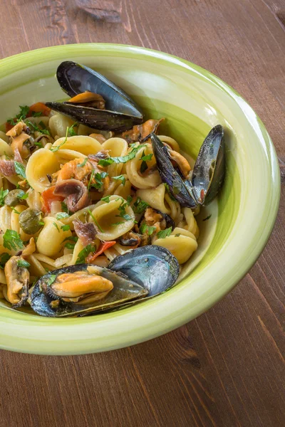 Orecchiette mit Miesmuscheln und Sardellen — Stockfoto