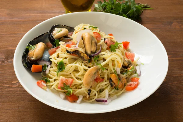 Spaghetti with mussels, tomato, onion and parsley — Stock Photo, Image