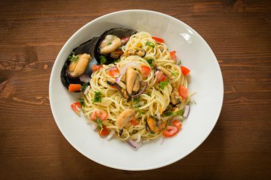 makarna midye, domates, soğan ve maydanoz ile